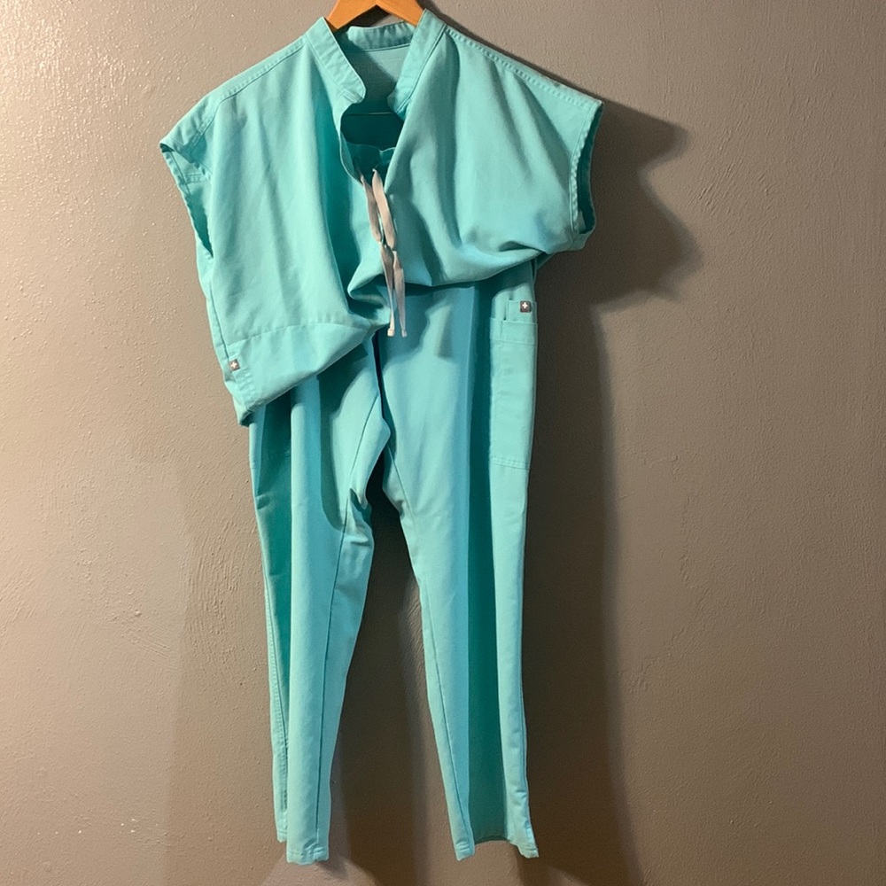 Figs scrubs SET. Rafaela oversized Top size: M. Yola skinny Pants size:L. Used.